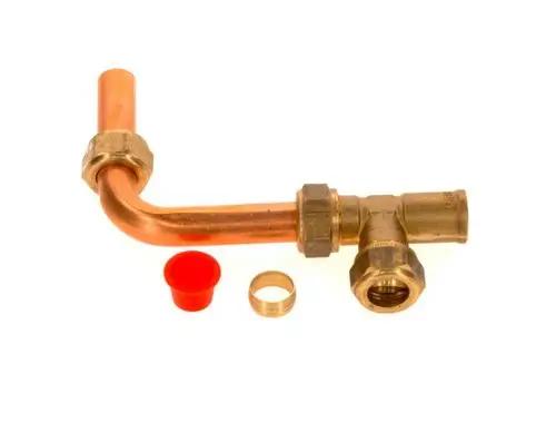 Kupferrohr mit einer gebogenen Form, verbunden mit einem Messingfitting und weiteren Befestigungselementen. Hersteller ist Bosch.